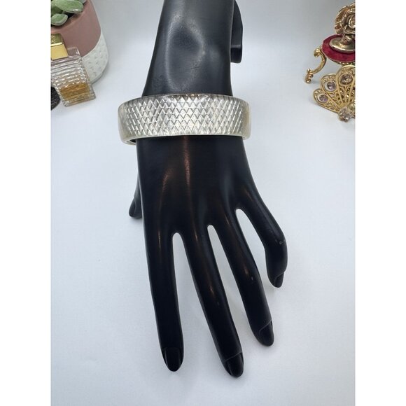 Vintage Lucite Bangle Bracelet Size 8 Wide Snake Skin Pattern Retro Jewelry - Picture 1 of 9